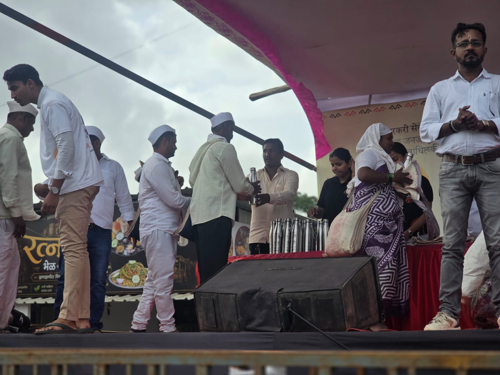 Steel bottle distribution to Warkaris